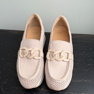 Crown & Ivy Women's Cream Chain Detail Loafers